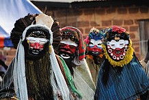 Côte d'Ivoire: Des masques traditionnels chicotent un enseignant